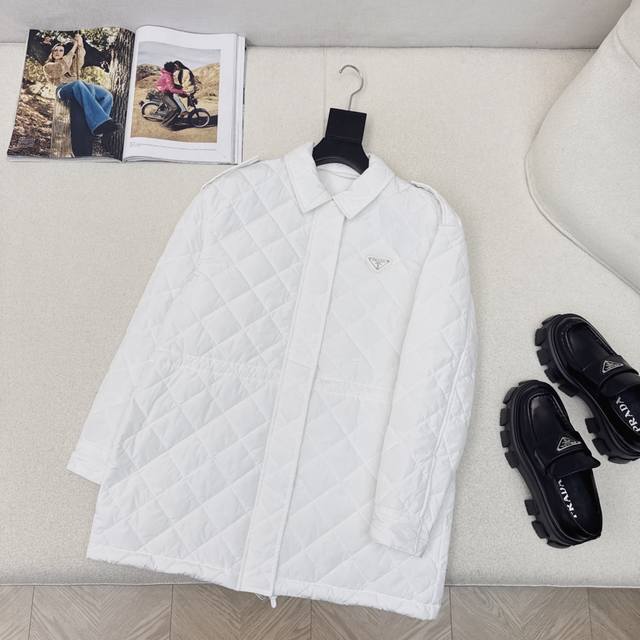 原单品质 pd 25Ss 秋冬新品菱格棉服抽绳松紧夹克外套 进口高密再生尼龙面料 小翻领设计下摆抽绳收腰挡风设计 金属三角标低调又时髦 进口机压线格工艺对格立体