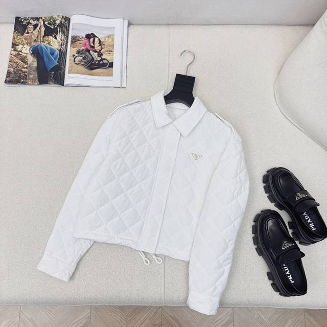 爆单款推荐 pd 25Ss 秋冬最新款双面菱形绗缝夹棉短款外套经典金属三角标低调又时髦 下摆抽绳+H版型剪裁 秋冬叠搭造型保暖神器 英伦风百搭又帅气 轻盈夹棉保