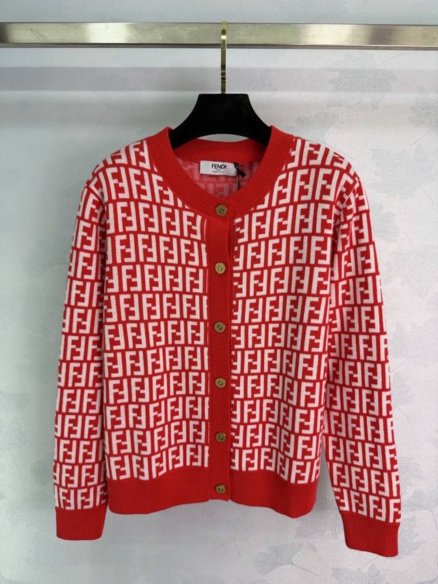 Fe*2026早春新款提花圆领针织开衫！定制羊毛混纺纱线材质织造，质感高级，舒适柔软，圆领针织开衫剪裁，定制印刻襟扣点缀，通体大身满铺双F字母徽标图案，彰显品牌