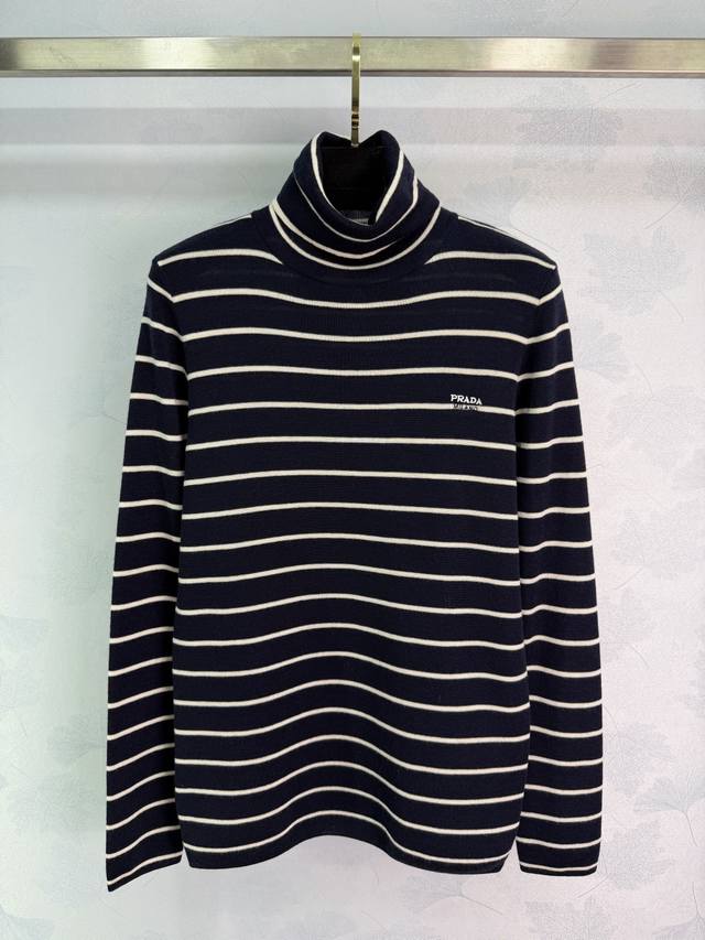 prad* 2025秋冬新款撞色条纹高领打底衫！定制进口绵羊毛针织材质，质感舒适，弹力十足，修身高领打底裁剪，通体两色条纹交替 弹性贴身感十足，视觉收窄拉长，显