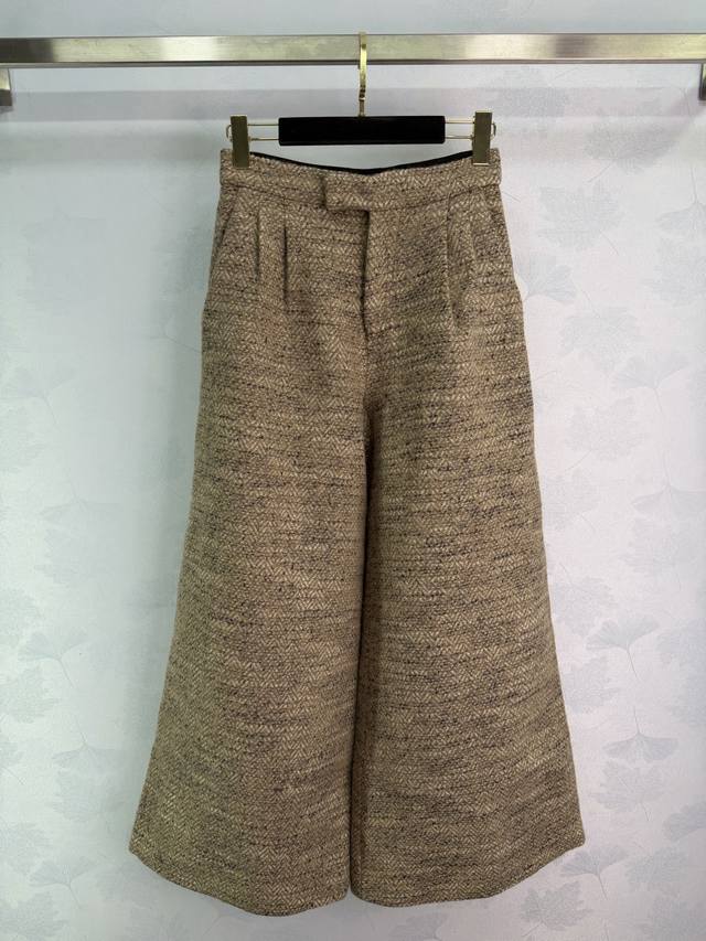 Lp*2026早春新款立领编织马甲阔腿裤套装 定制Yb进口粗纺羊毛呢材质，质感高级，品相十足，立领洋装马甲版型，山茶花印刻圆扣设计，调节开襟修饰身形，腰身立体裁