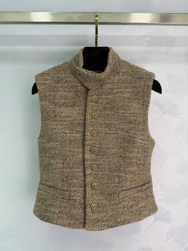 Lp*2026早春新款立领编织马甲阔腿裤套装 定制Yb进口粗纺羊毛呢材质，质感高级，品相十足，立领洋装马甲版型，山茶花印刻圆扣设计，调节开襟修饰身形，腰身立体裁