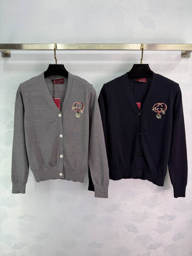Gucc*2026早春新款贺岁徽标马蹄扣针织开衫 新年贺岁限定系列#定制Yb纱线针织材质，密度细针织造，清晰毛感肌理，舒适亲肤，V领开衫剪裁，单排圆形纽扣开襟点