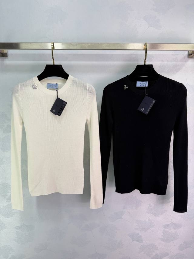 prad*2026早春新款圆领金属徽标针织上衣 定制Yb羊毛纱线织造，穿搭舒适，质感十足，圆领针织衫裁剪，轻薄细腻的纱线打底，微透效果更显瘦性感，斜领点缀金属三