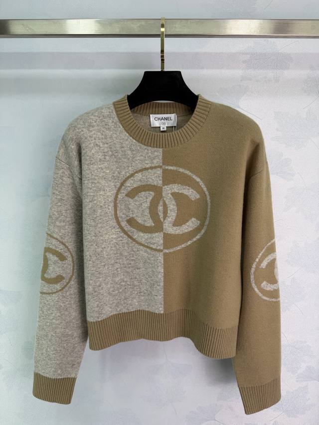 Ch*2025秋冬新款拼色套头长袖毛衣！定制羊毛混纺纱线材质织造 柔软舒适 质感上乘 圆领长袖毛衣剪裁 两侧拼色设计 胸前标志性双C字母提花微标与两侧袖肘相呼应