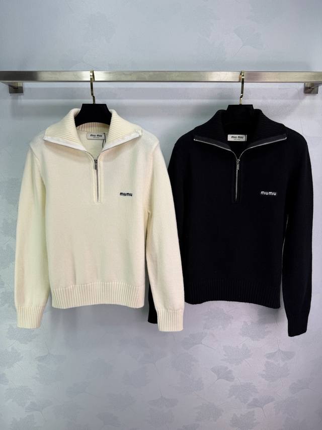 Miumi*2025秋冬新款拉链翻领针织上衣！定制羊毛针织纱线织造 质感高级 舒适柔软 立翻领毛衣版型 套头半开襟拉链设计 搭配包边螺纹竖坑条肌理 突出休闲气质