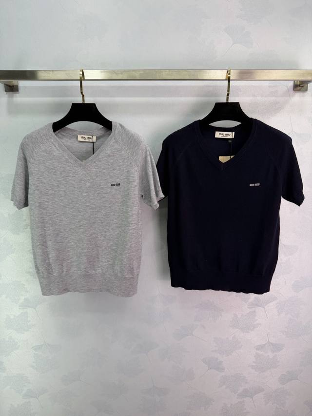 Miumi* 2026早春新款针织短袖！定制羊毛纱线织造，柔软舒适，质感上乘，V字桃心领针织短袖版型，成衣下摆袖口以针织螺纹包边收窄，胸前字母徽标彰显格调，修身