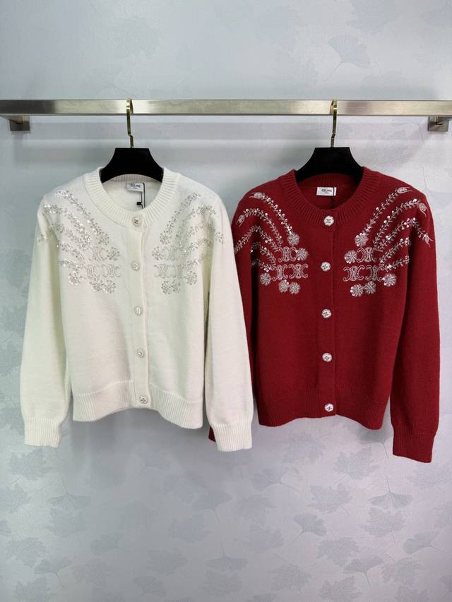 Ce*2025秋冬新款重工珠片刺绣凯旋门圆领针织开衫！定制羊毛针织材质织造 细腻柔软光滑 质感高级 圆领长袖开衫剪裁 通体大身饰以素色珠片刺绣工艺 定制凯旋门纽