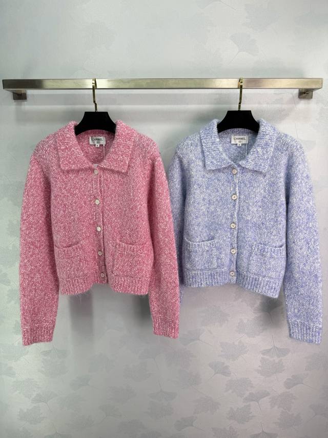 Ch* 2025秋冬新款翻领针织长袖开衫！定制羊毛纱线织造，质感细腻，舒适好穿，翻领针织开衫剪裁，大身雪花彩点纱线交织出纹理满铺，前襟单排印刻圆扣配合双口袋设计