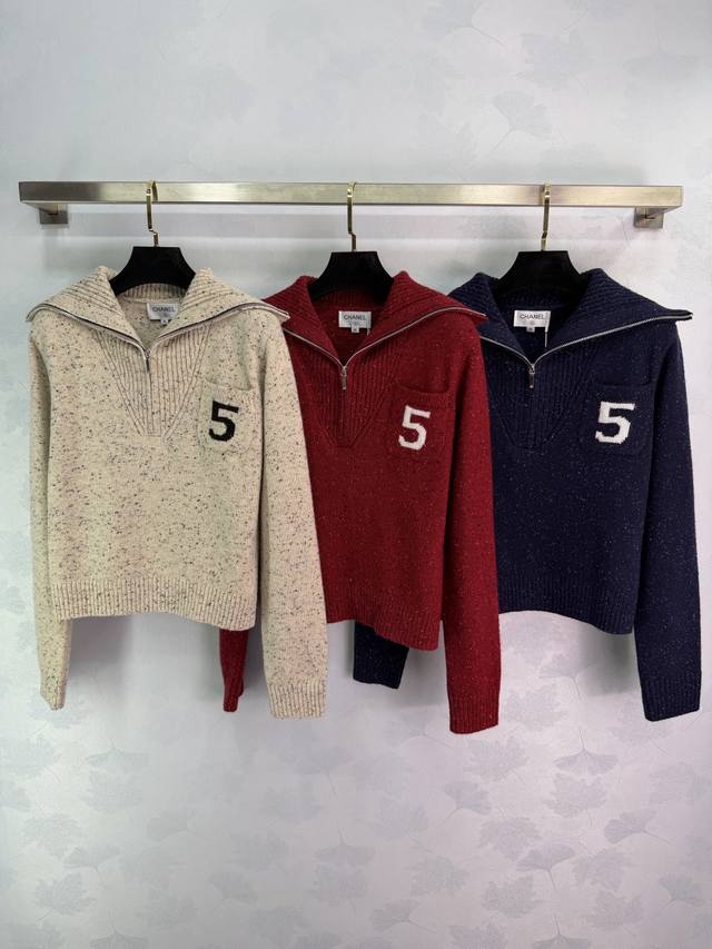 Ch* 2026早春新款翻领拉链针织毛衣！定制羊毛纱线织造，质感高级，舒适柔软，翻领长袖毛衣剪裁，半开襟调节可恰当露肤 美化头肩比例更显瘦，领边半月形圆润细节别