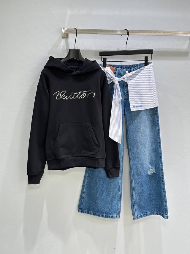 25Ss冬季新款上新！这款牛仔裤是绑带衬衫的设计，真两件 可拆卸 裤身破洞补丁 做旧工艺很有质感。现货供应蓝色Sml