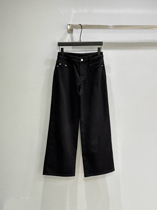 25Ss冬季新款上新！加绒限定九分裤，超保暖牛仔裤 冬天可以一条过冬～阔腿的版型 无论是日常出街、通勤上班还是和朋友聚会，这条牛仔裤都能轻松拿捏。现货供应黑色S