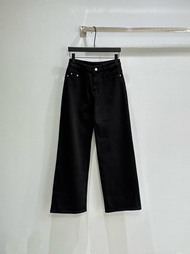 25Ss冬季新款上新！加绒限定牛仔裤超保暖牛仔裤 冬天可以一条过冬～阔腿的版型 无论是日常出街、通勤上班还是和朋友聚会，这条牛仔裤都能轻松拿捏。现货供应黑色Sm