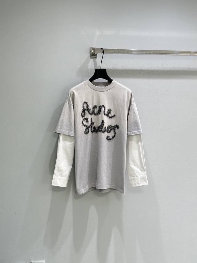 25Ss秋冬新款上新！此款长袖 T 恤采用分层结构，选用棉质平纹针织面料制成，表面略带不规则感，呈复古效果。衣袖为网纱材质，胸前点缀亮片质感徽标刺绣。常规版型。