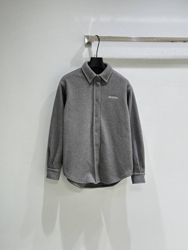 25Ss冬季新款上新！这款男装风格的抓绒衬衫以宽松版型、扣领和刺绣徽标重新诠释 年代美学，彰显其经典特色。现货供应灰色Sml300