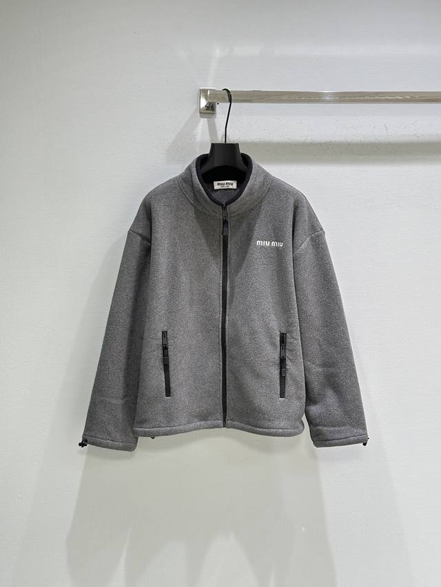 25Ss秋冬新款上新！徽标刺绣立领外套夹克，Miu算是把摇粒绒风格给玩明白了，这件灰色的外套上身真的挺舒服的，袖口和下摆也都有抽绳可以缩紧防风，户外穿或者通勤都