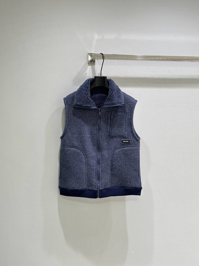 25Ss秋冬新款上新！深蓝拼接设计，内里羊羔毛超柔软，外层羊毛混纺，保暖力满分！拉链开合+实用口袋，日常通勤或户外都很适合。现货供应蓝色Sml