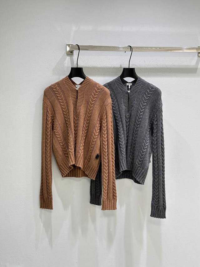 25Ss秋冬新款上新！Loew*秀场同款，气质拿捏得死死的~毛衣采用单粒扣设计，开合之间在休闲与优雅间自由切换。立体麻花辫针织凸显质感，今年大热的冷调深灰，自带