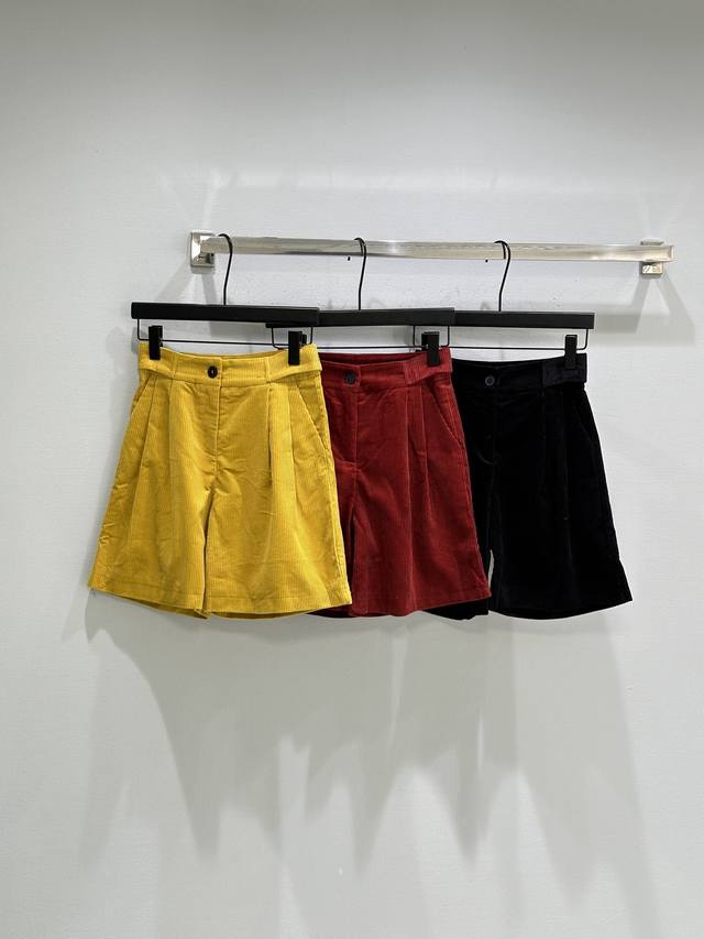 26Ss早春新款上新！高腰+松紧腰带设计，显瘦又包容，五分阔腿版型休闲百搭，春夏穿很合适，舒适又有型。现货供应黄 红 黑Sml