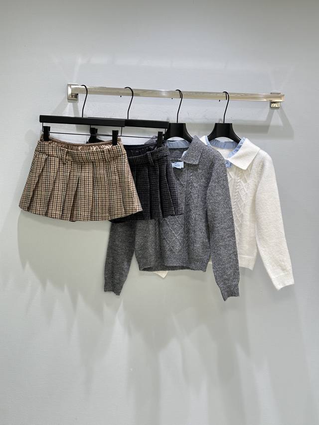 25Ss冬季新款上新！这条格纹半裙太好看啦，上身轻轻松松拿捏韩系风格，内里带安全裤 防走光 可搭配同品牌毛领开衫，一套上身超温柔。现货供应卡其 灰色Sml