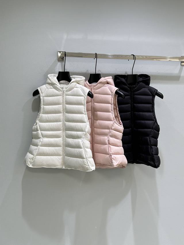 25Ss冬季新款上新！不重样的超轻薄羽绒马甲 可盐可甜的穿搭 内里有抽绳可收腰 显瘦又好穿。现货供应黑 白 粉Sml