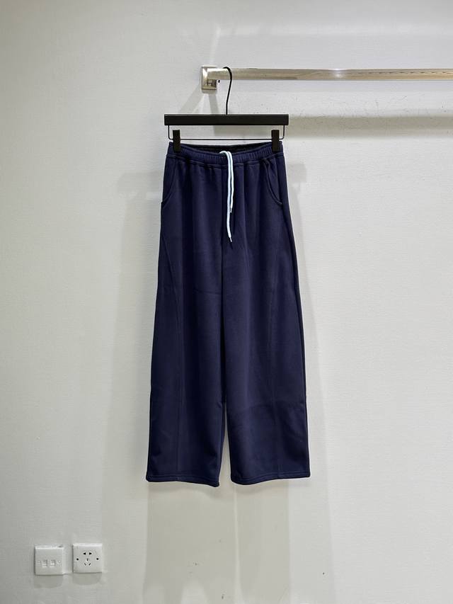 25Ss冬季新款上新！抽绳撞色设计，简约又有活力宽松阔腿设计，穿着超舒适，松紧腰头方便穿脱，适合各种体型。裤脚直筒，修饰腿型，日常休闲或运动都很Ok~多色可选现