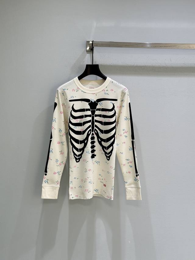 25Ss冬季新款上新！碎花骷髅华夫格打底衫，柔软舒适，秋冬穿超暖白色底+彩色碎花，胸前黑色骷髅图案，甜酷又有个性。现货供应白色Sml