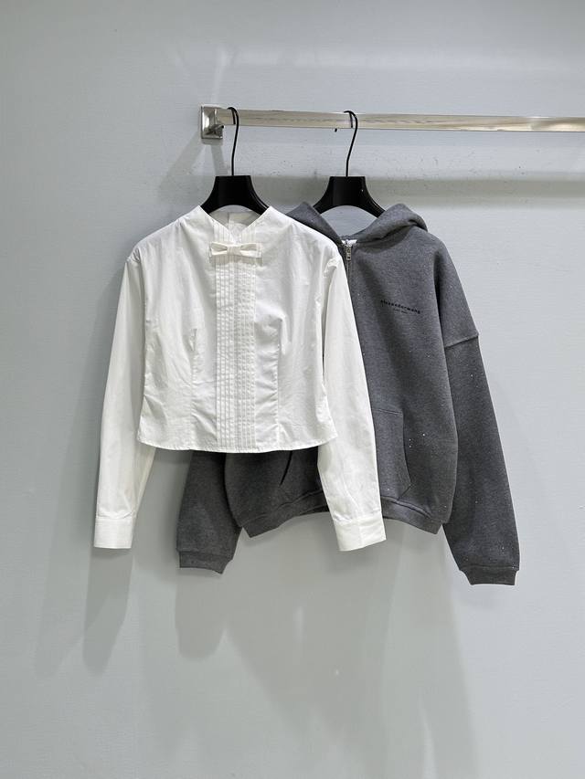 25Ss冬季新款上新！大王新款钻闪卫衣+休闲运动裤套装，依旧是经典的灰色系 Os版型的灰色极简风格紧跟时代 整体比较慵懒了 外套还是比较适合秋冬的 加绒很厚很阔
