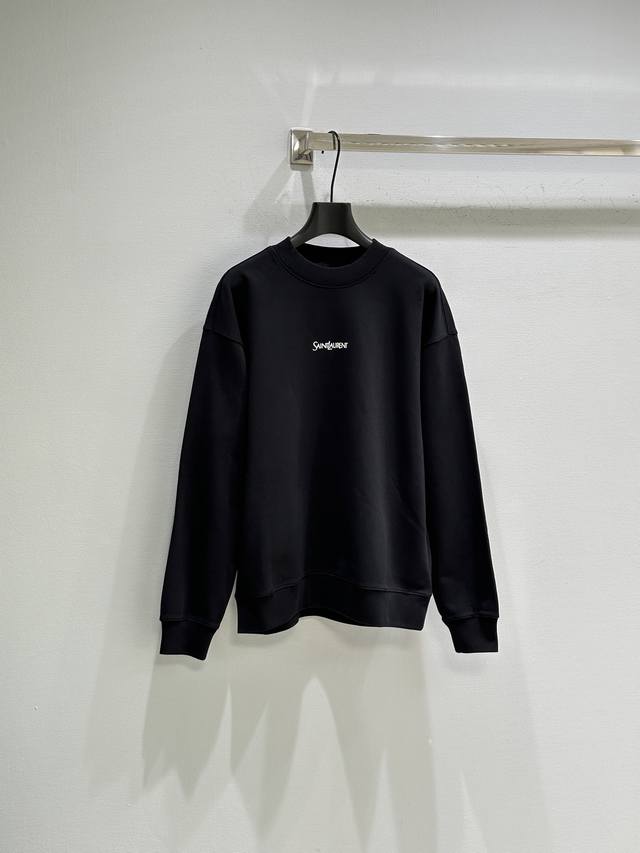 25Ss秋季新款上新！Ysl圆领卫衣。经典圆领版型，黑白双色百搭又时髦，正面标志性字母印花，低调彰显品牌身份与独特品味。无论是单穿还是叠搭，都能轻松打造出潮流造