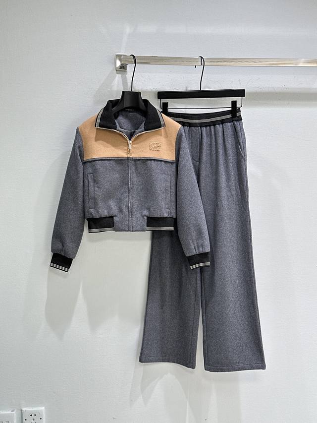 25Ss秋冬新款上新！黄色针织+灰色毛绒，撞色设计超有活力，正面“Miumiu”标志，品牌感满满。拉链开合，穿脱方便，袖口和下摆罗纹收口，保暖又舒适。现货供应灰