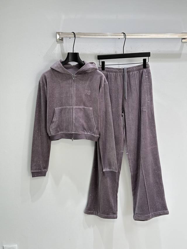 25Ss冬季新款上新！这款修身拉链连帽衫选用压皱雪花绒面料制成通体饰有散点人造烫钻水晶。这款服饰胸部饰有堆叠Wang压纹徽标，搭配袋鼠式口袋和同色系拉链开合，半