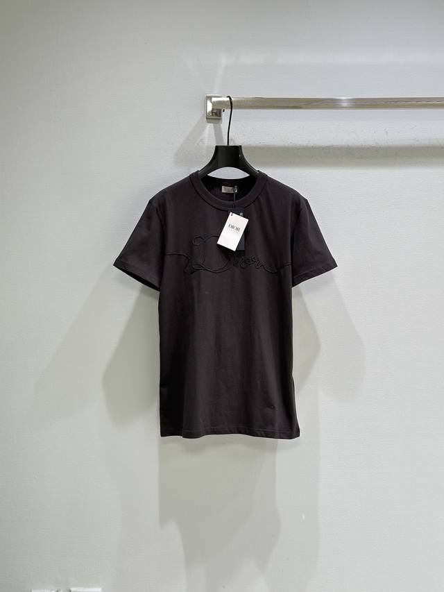 25Ss秋冬新款上新！采用棉质平纹针织，柔软舒适又挺括。胸前“Cd”刺绣超有辨识度，简约又时髦。圆领设计利落，宽松剪裁，男女同款。现货供应白 灰 红Sml