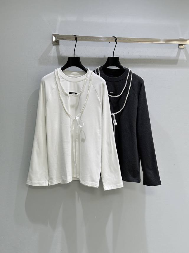 25Ss冬季新款上新！这件上衣真的太仙了，自带一条珍珠链条 可拆卸 衣服面料摸着也很舒服，软乎乎的~胸前小徽标Logo，两个颜色。现货供应黑色 白色Sml
