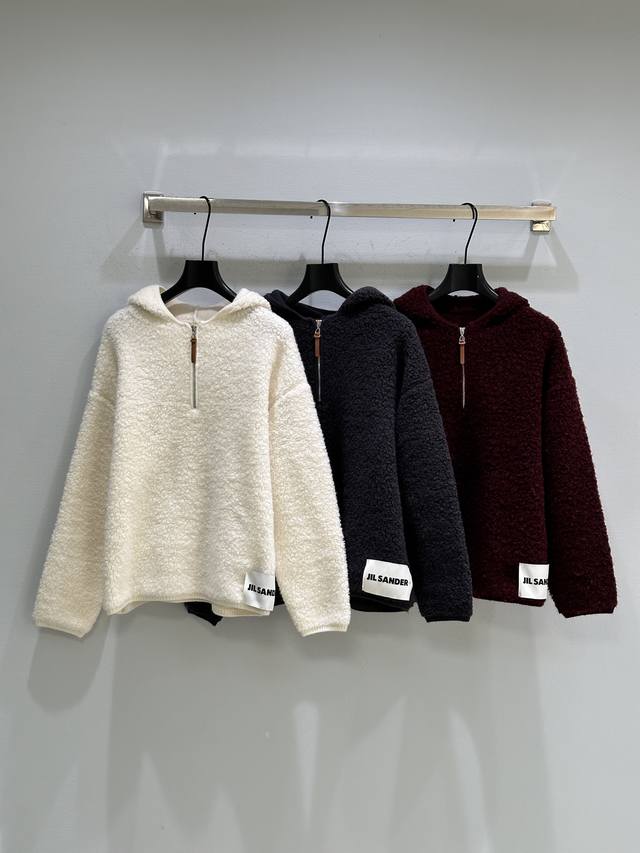 25Ss冬季新款上新！这款连帽衫，软乎乎的质感，贴身穿完全不扎。半拉链的设计独具巧思，轻松调节领口开合度，简约的纯色款式，经典百搭不挑人。现货供应白色 黑色 紫