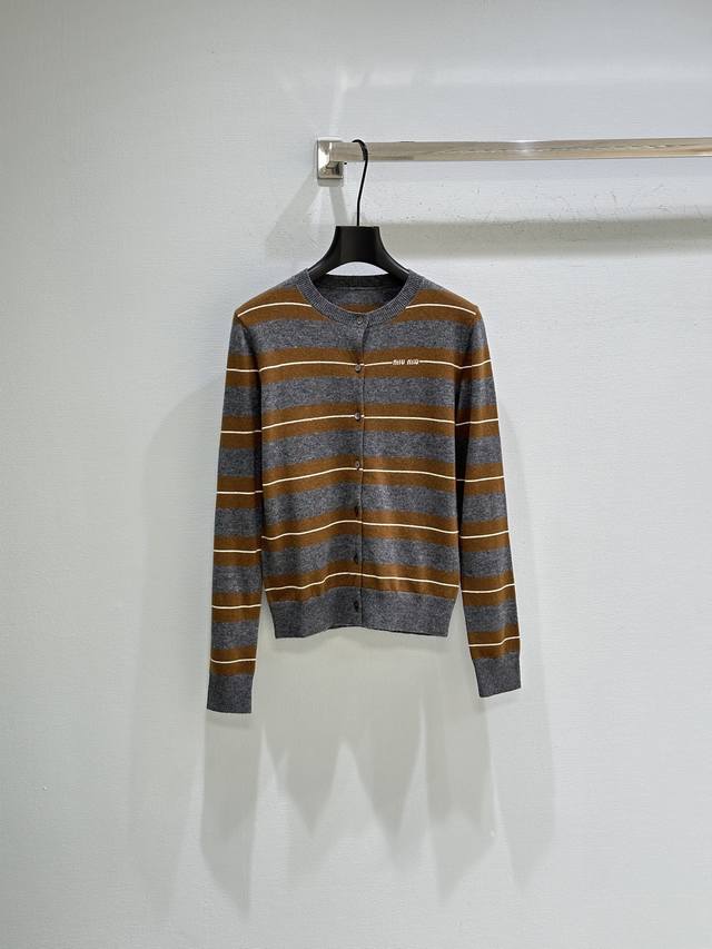 25Ss秋季新款上新！此款针织条纹圆领开衫采用羊毛面料加上条纹密集针织完成，条纹针织单品，灰与暖棕碰撞，织出复古又灵动的调调~精致小Logo点缀，细节感拉满，轻
