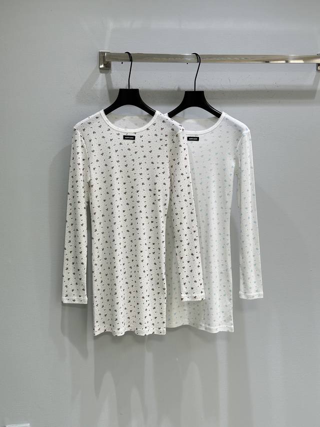 25Ss秋冬新款上新！这款T恤采用极细罗纹针织设计，散发学院风格，精致花卉图案和低调刺绣增添雅致魅力，完美契合Miu风格典型的趣味叠穿造型。现货供应红色Sml