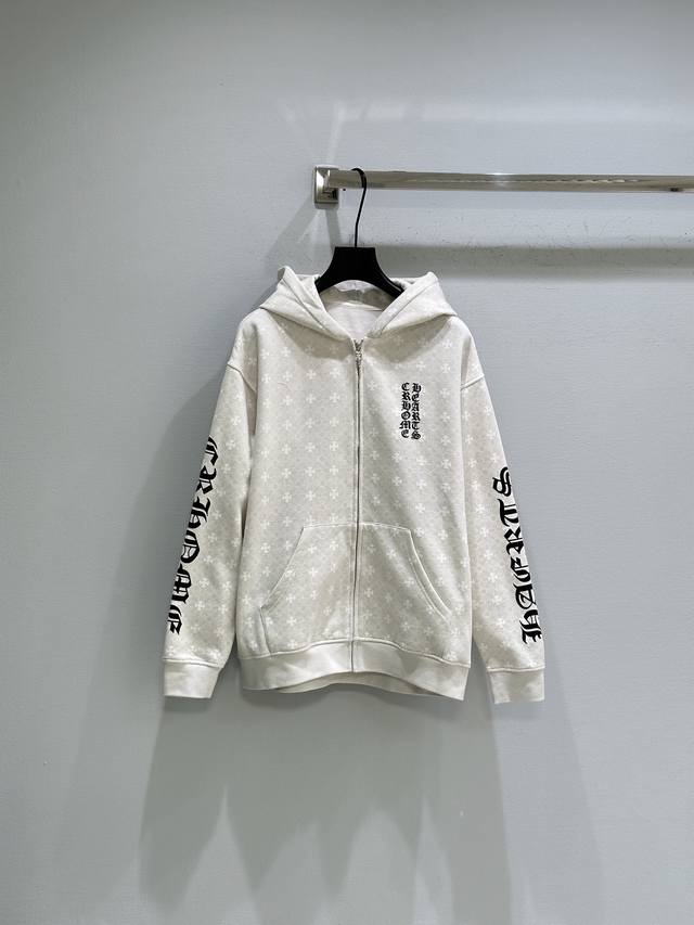 25Ss秋冬新款上新！满印暗纹+袖部梵文刺绣，低调又有辨识度。面料柔软舒适，拉链设计方便穿脱，连帽休闲感满分，宽松版型适合各种身材。现货供应白色Sml
