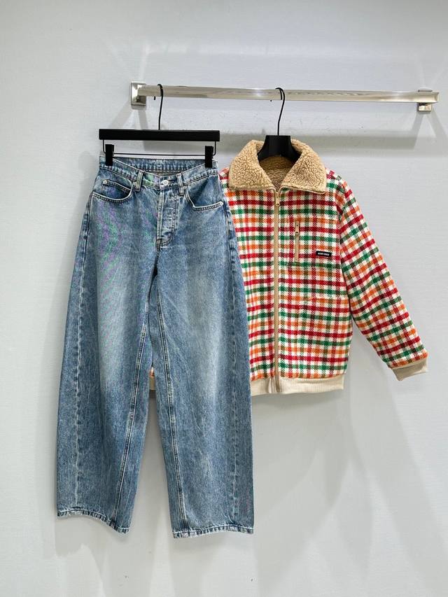 25Ss秋冬新款上新！烫钻弯刀牛仔裤，高腰阔腿设计，后袋烫钻Logo超有辨识度！裤腿纹路设计，显腿长又显瘦，弯刀版型修饰腰线，搭配短上衣或针织衫都很出彩，通勤休