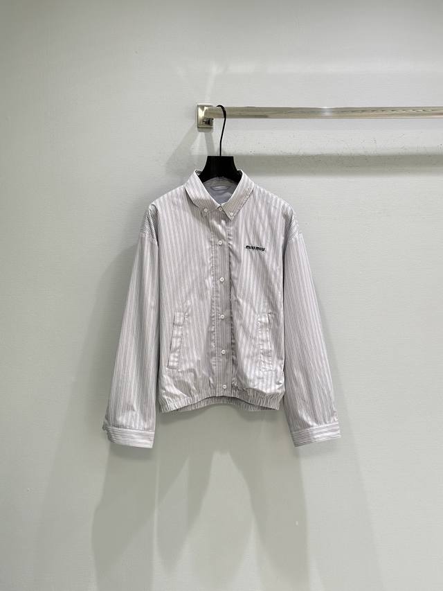 26Ss早春季新款上新！受1990年代美学启发的细条纹面料与标志性的Miu 衬衫设计相结合，重释典型的宽松夹克，展现随性且富有实验性的魅力。现货供应条纹Sml
