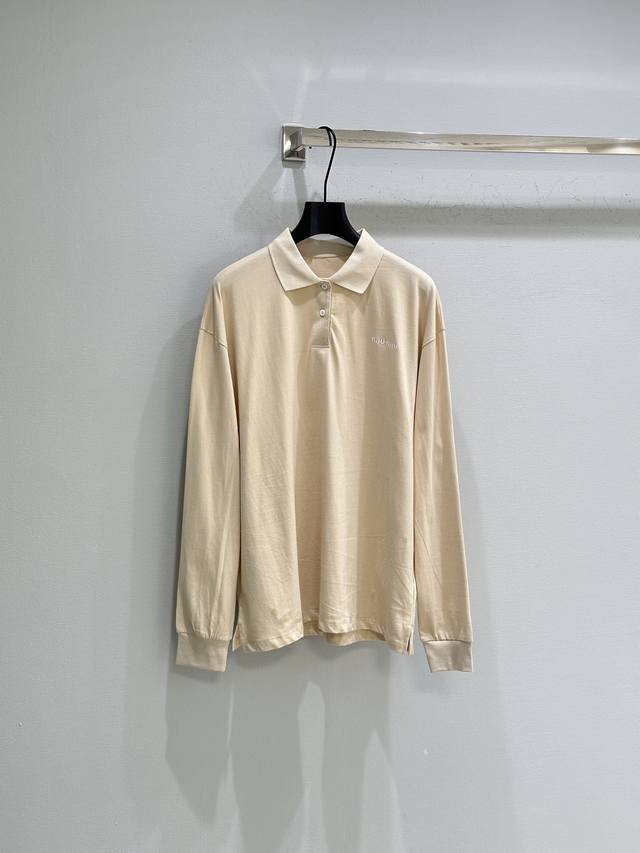 25Ss秋新款上新！针织面料是Miu 衣橱中的标志性面料，重释了polo衫的简约特性，玩味男装经典，突显其休闲且现代的多功能性。现货供应杏色Sml上衣