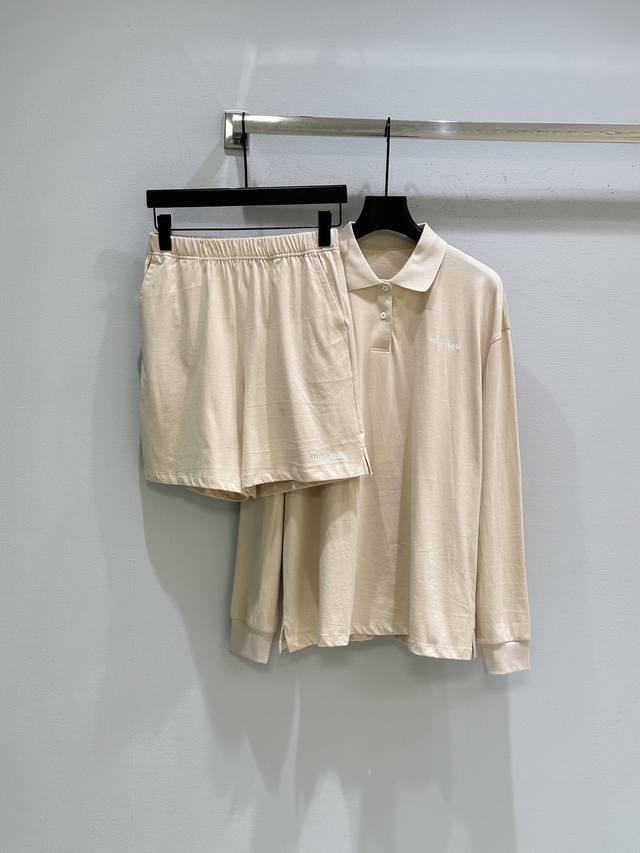 25Ss早秋新款上新！针织面料是Miu衣橱中的标志性材质，重释经典百慕大短裤的简约特质，突显其休闲多样性与现代女性魅力。现货供应杏色Sml裤子