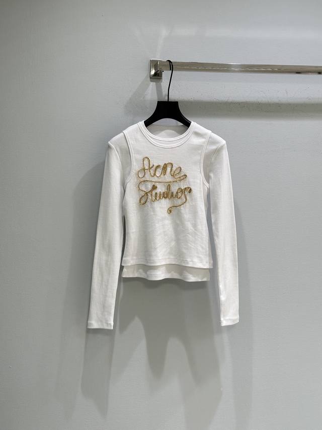 25Ss秋冬新款上新！此款长袖圆领 T 恤采用分层结构，选用柔软棉质混纺面料制成。外层采用背心风格设计，胸前饰有金属刺绣徽标。廓形合身。现货供应白色Sml