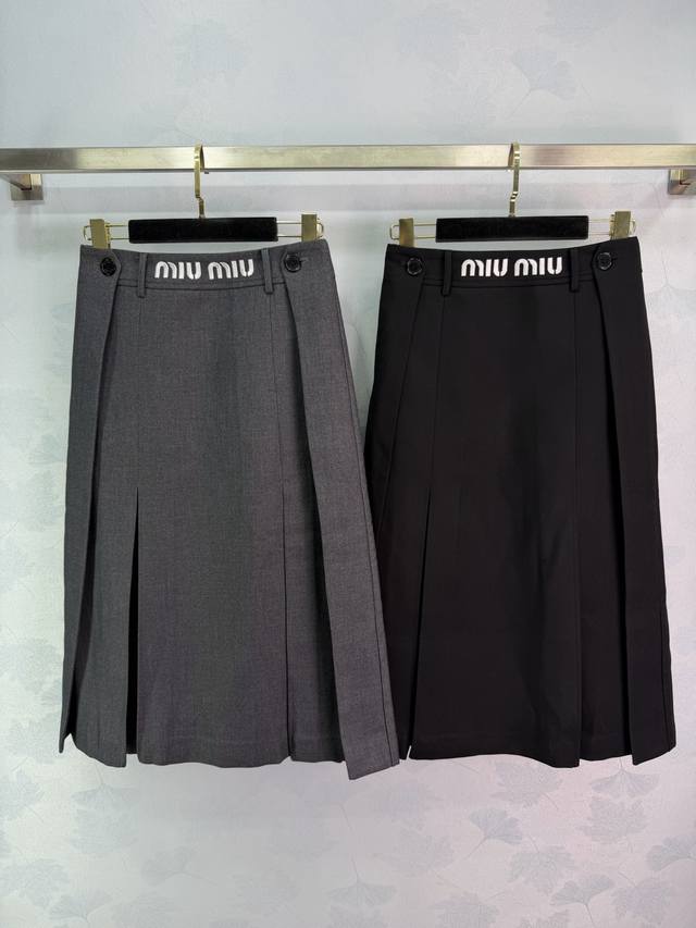 Miumu*2026早春新款字母徽标中长百褶半裙 定制Yb进口材质，质感光泽，垂顺有型，高腰百褶半裙版型，利落压褶配合微A廓形，包容腰胯和大腿线条，腰身居中位置