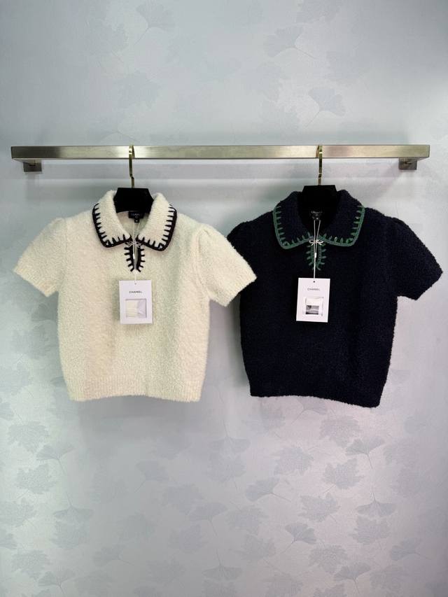 Chane*2026早春新款翻领撞色针织短袖25Coco滑雪系列#定制Yb羊绒纱线织造，质感高级，舒适柔软，翻领针织短袖剪裁，走线撞色领边半开襟设计，配合水钻蝴