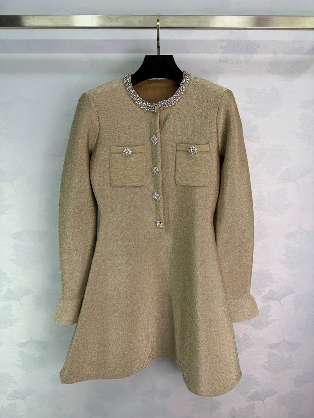 Se*26早春系列鎏金小香风连衣裙，香槟金细闪针织面料，柔软有光泽，秋冬穿超有氛围感圆领镶珍珠水钻，金属扣+口袋钻饰，细节满分,修身收腰+A字裙摆，显身材又藏肉