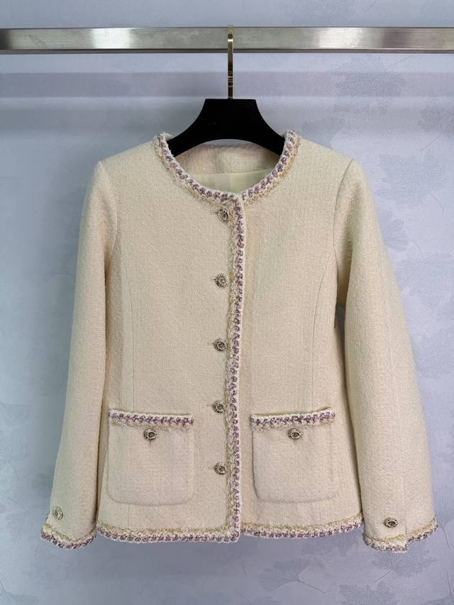 Chane*2026早春新款圆领捆边洋装半裙套装 定制Yb进口粗纺羊毛呢材质，质感高级，品相十足，圆领洋装外套版型，垫肩设计贴合人体，更显身姿纤细挺拔，大身领口