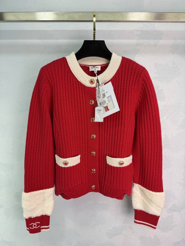 Chane*2025秋冬新款撞色口袋针织开衫 25Coco滑雪系列#定制Yb羊毛纱线织造，质感光泽，柔软亲肤，圆领针织开衫版型，华夫纹颗粒感十足的工艺处理，松弛