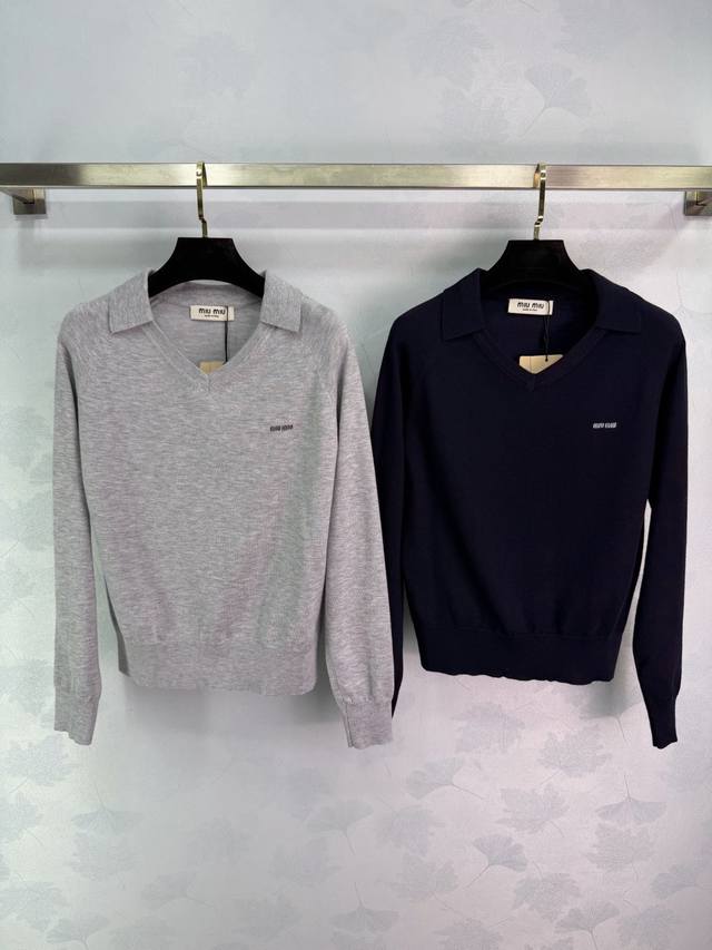 Miu*25秋冬新款polo领针织衫，柔软针织面料，经典polo领+V领设计，学院风满满，胸前品牌刺绣超有辨识度，版型修身，搭配高腰裤或半裙都很出彩，通勤休闲都