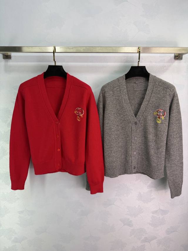 Gu*25秋冬新款生肖蛇刺绣针织开衫 V领长袖设计 柔软针织面料 左胸蛇元素刺绣 节日氛围感满满 红色款超适合新年 春节等喜庆场合 搭配牛仔裤或半身裙 简约又有