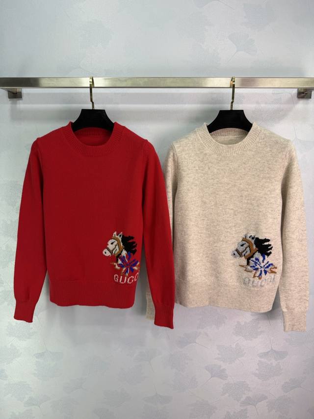 Gucc* 2025秋冬新款贺岁圆领马年毛衣！新年贺岁系列 定制羊毛纱线材质，质感细腻，舒适保暖，圆领针织毛衣裁剪，领口袖口和下摆呼应以螺纹包边，穿搭显瘦视觉效